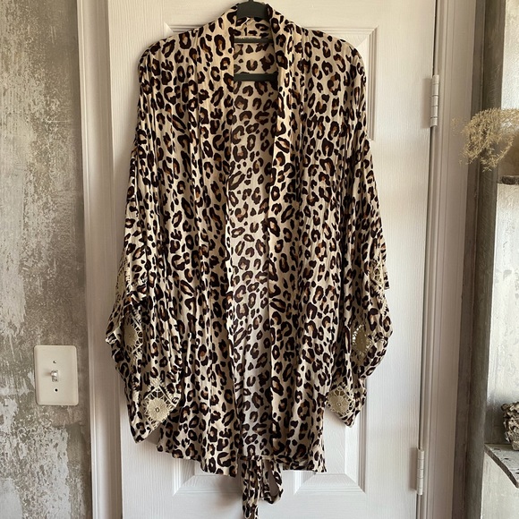 SPELL Bodhi Leopard Short Robe - Picture 4 of 8